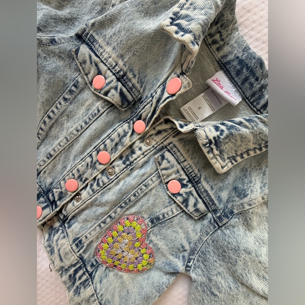 Blue jean long sleeve jacket for kids girls size 6. With pink buttons